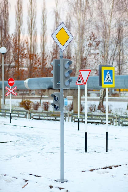 Feu de signalisation et route principale sur une aire de jeux pour enfants en Russie, heure d'hiver. Photo verticale