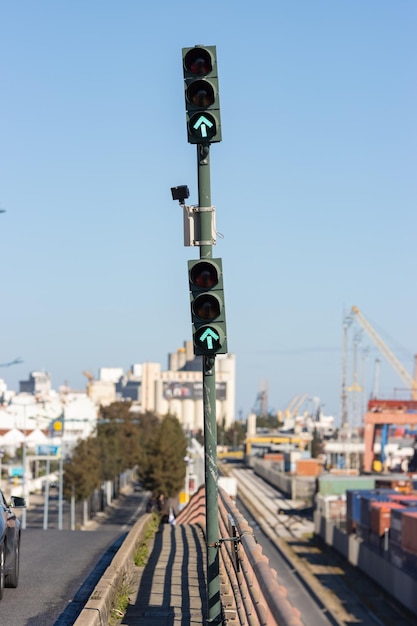 Feu vert pointant vers l'avant au port de fret