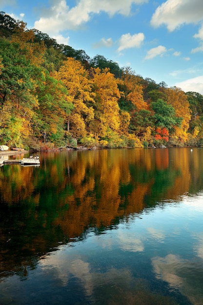 Feuillage coloré d'automne avec reflet du lac.