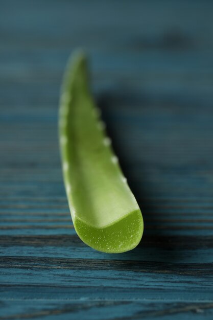 Feuille d'aloe vera sur fond de bois rustique