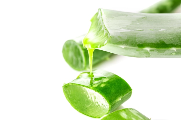 Feuille d'aloe vera fraîche tranché isolé sur fond blanc