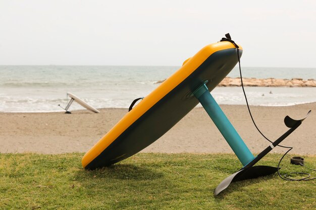 Feuille d'aluminium jaune sur le fond de la plage d'herbe