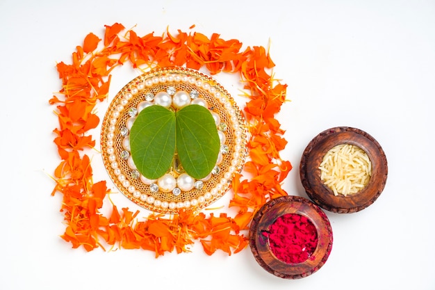 Feuille d'apta verte et riz, festival indien dussehra