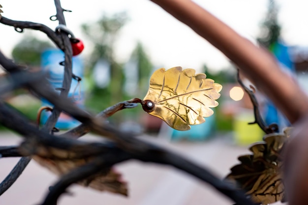 Feuille sur un arbre en or sur un arbre artificiel en métal Élément de décor dans le parc