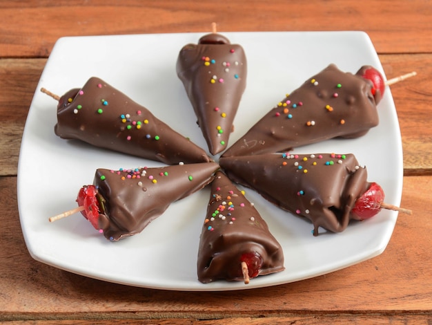 Photo feuille de bétel aromatisée au chocolat en forme de cône sur glace farcie de cerise connue sous le nom de paan au chocolat