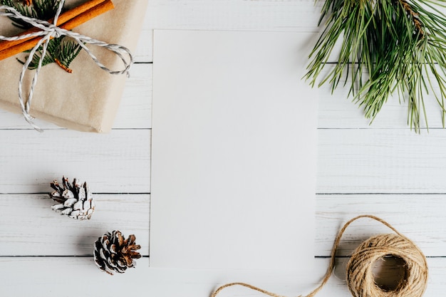 Feuille blanche blanche avec une composition de Noël.