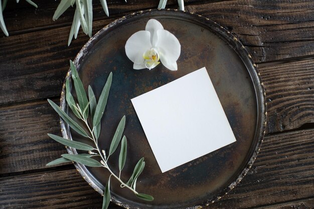 Feuille blanche de papier sur fond sombre modèle d'invitation carte de visite ou modèle de lettre