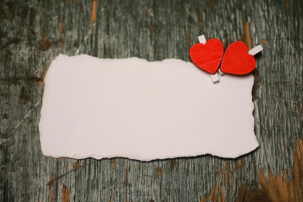 feuille blanche de papier notes d'amour et forme de cœur