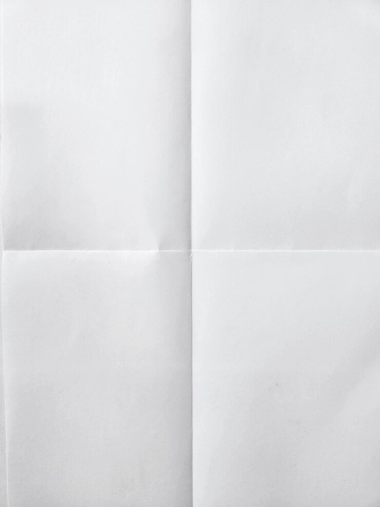 Photo une feuille blanche de papier pliée en quatre