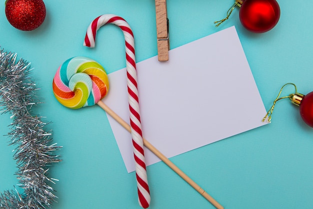 Feuille blanche pour inscriptions, bonbons, cadeaux, jouets de Noël sur bleu