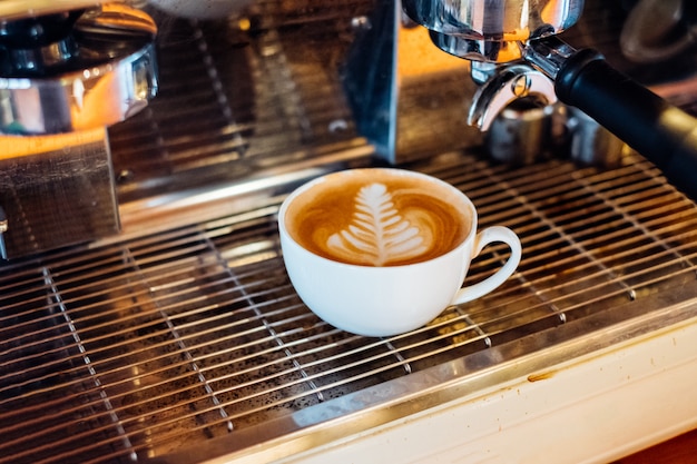 Feuille de café au lait chaud sur la cafetière