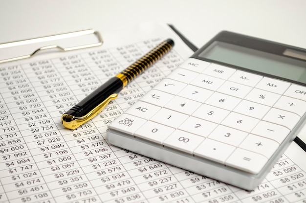 Feuille de calcul des formulaires fiscaux avec stylo et calculatrice