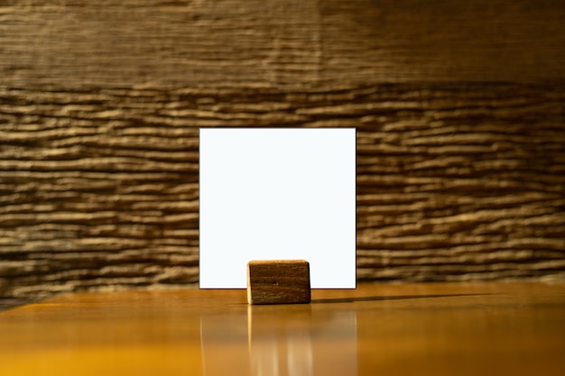 Feuille de carton blanc vierge sur une table