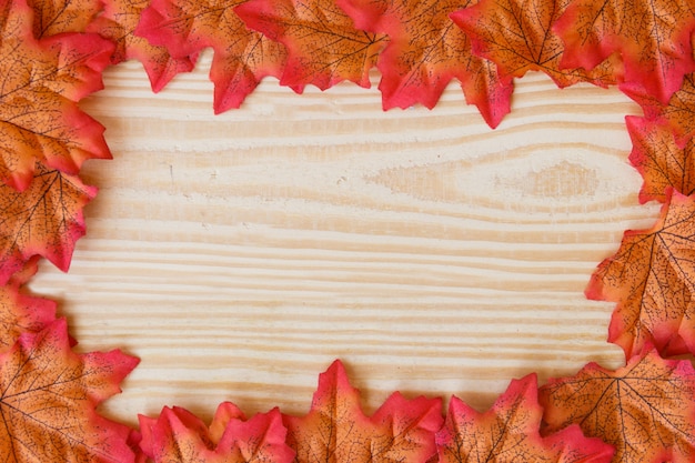 Photo feuille d'érable et espace libre pour le texte avec fond en bois.