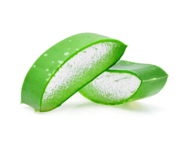 Feuille fraîche d'aloe vera sur blanc