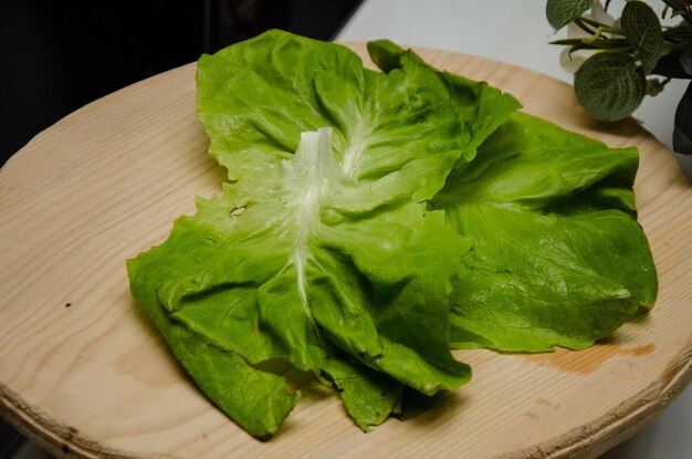 feuille de laitue de salade verte fraîche isolée.