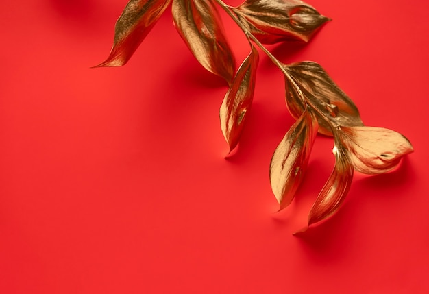 Feuille d'or isolée sur rouge