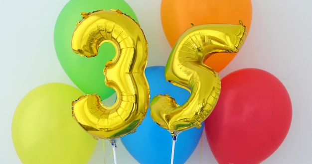 Feuille d&#39;or numéro 35 ballon de fête sur une couleur