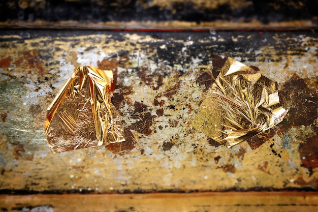 Feuille d&#39;or, texture de papier d&#39;or sur la sculpture de Bouddha.