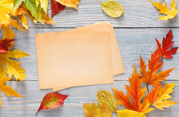 Feuille de papier artisanal automne feuilles d'érable colorées