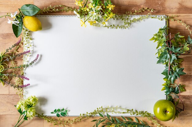 Feuille de papier blanc entourée de vert