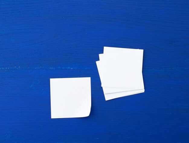 Feuille de papier blanc vide sur un fond en bois bleu