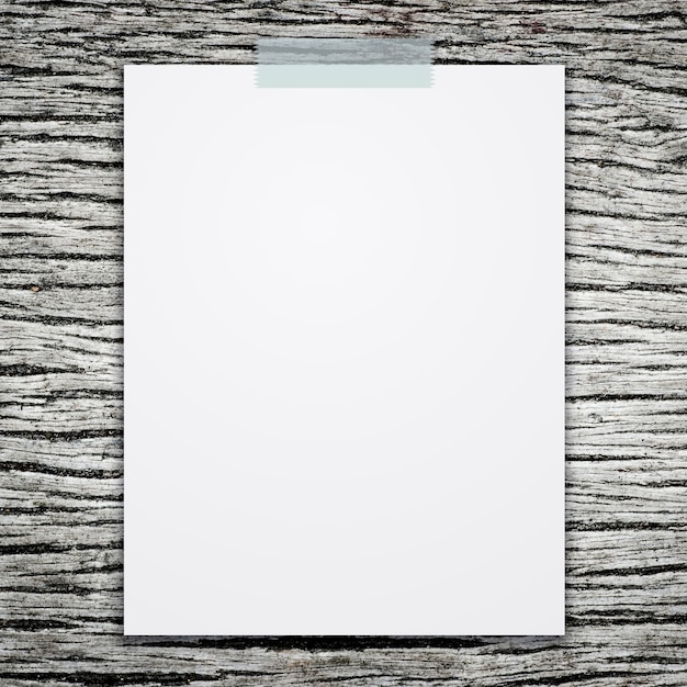 Photo feuille de papier blanc vide sur fond de bois