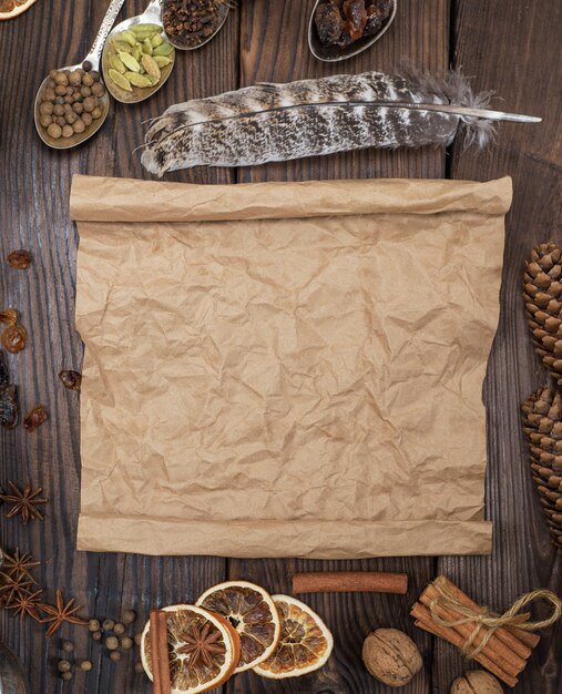 Feuille de papier brun roulée vide sur un fond en bois