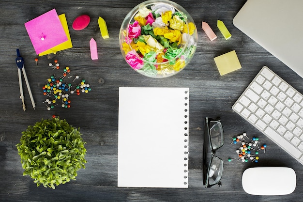 Feuille de papier sur un bureau en désordre