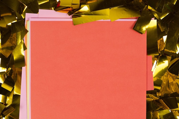Feuille de papier carrée rouge sur des étincelles jaunes