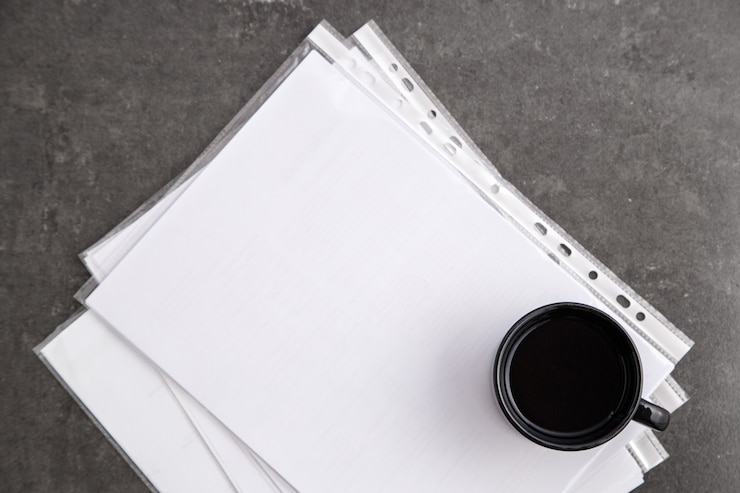 Photo feuille de papier avec espace de copie et avec une tasse de café