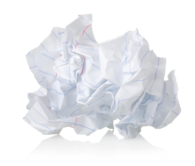 Feuille de papier froissé isolé sur fond blanc