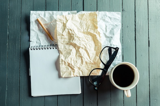 Feuille de papier froissée et crayon