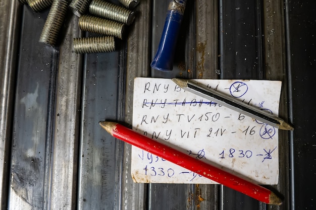 Une feuille de papier avec des notes sur le bureau du serrurier