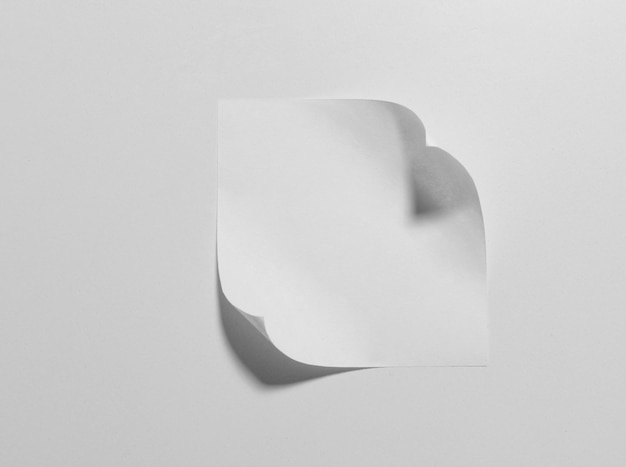 Feuille de papier vide isolé sur blanc