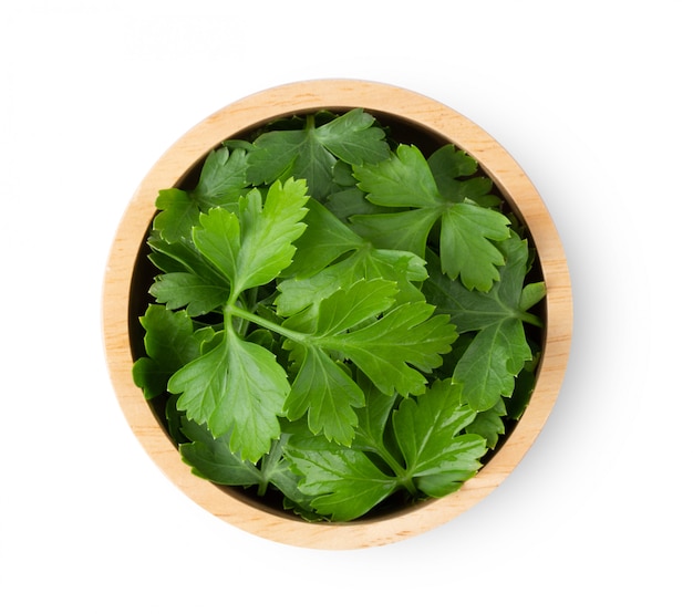 Feuille de persil dans un bol en bois isolé