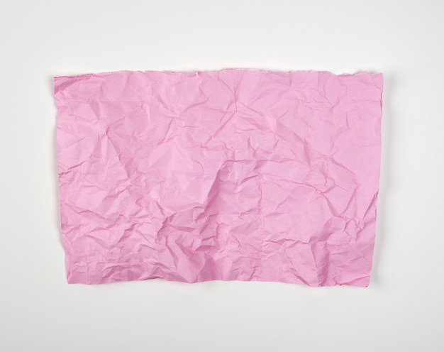 Feuille rectangulaire rose froissée sur fond blanc