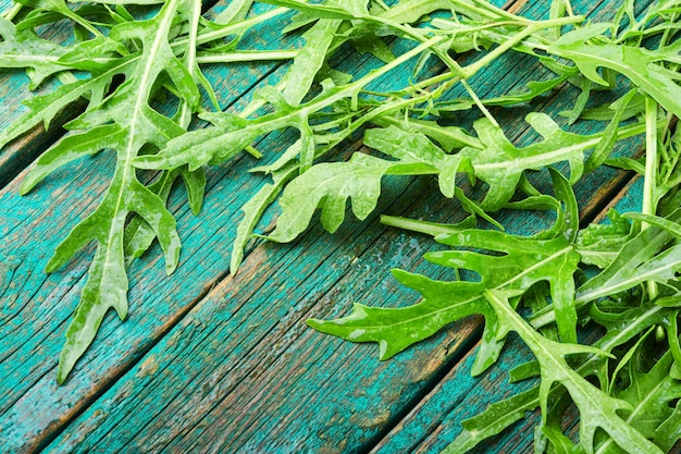 Feuille de roquette ou de roquette crue verte sur table en bois