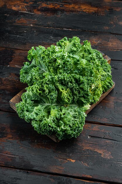 Feuille de salade de chou vert sur le vieux fond de table en bois foncé