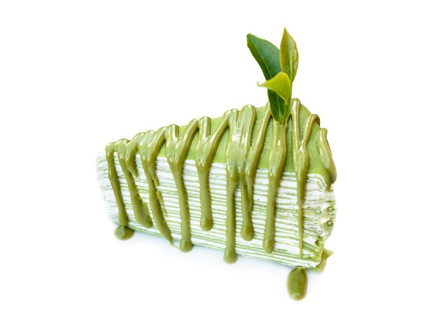 Feuille de thé vert fermé sur gâteau avec thé vert matcha, isolé sur fond blanc