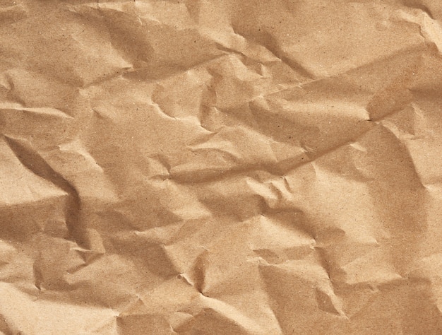 Feuille vierge froissée de papier kraft d'emballage brun, texture vintage pour le concepteur