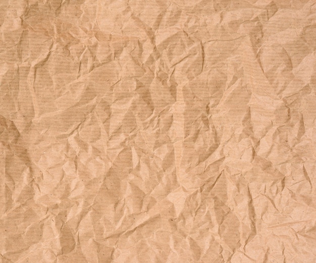 Feuille vierge froissée de papier kraft d'emballage marron, texture vintage pour le concepteur, plein cadre