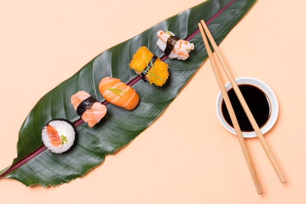 Feuille de vue de dessus avec assortiments de sushis