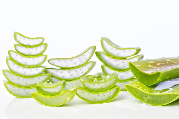 Feuilles d'aloe vera avec des tranches sur fond blanc