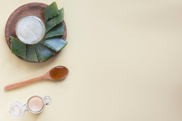 Feuilles d'aloe vera et verre de jus d'aloe vera