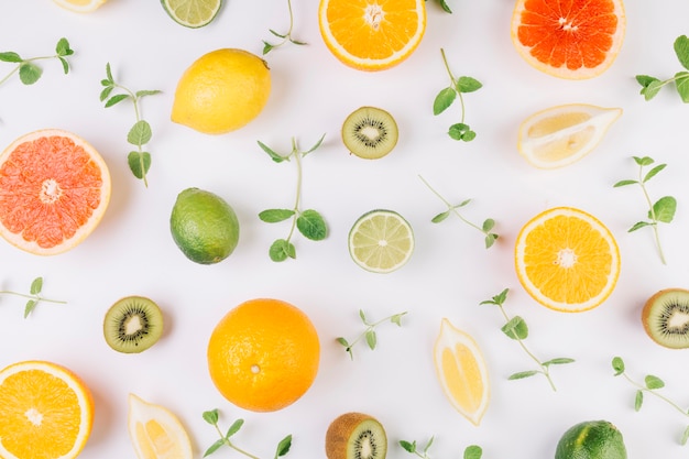 Photo feuilles au milieu des fruits