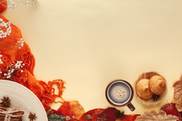 Feuilles d'automne, biscuits et tasse de café chaud