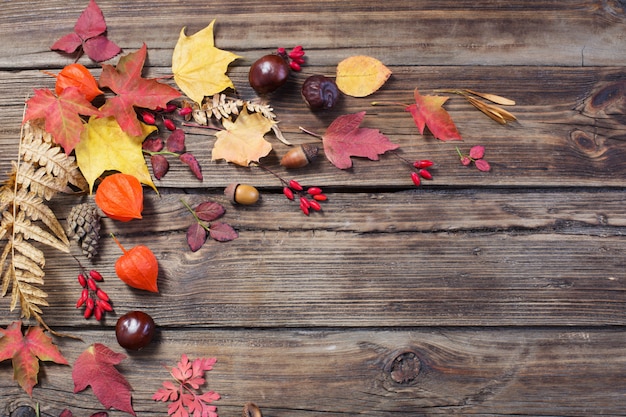 Feuilles d'automne sur bois vieux darrk