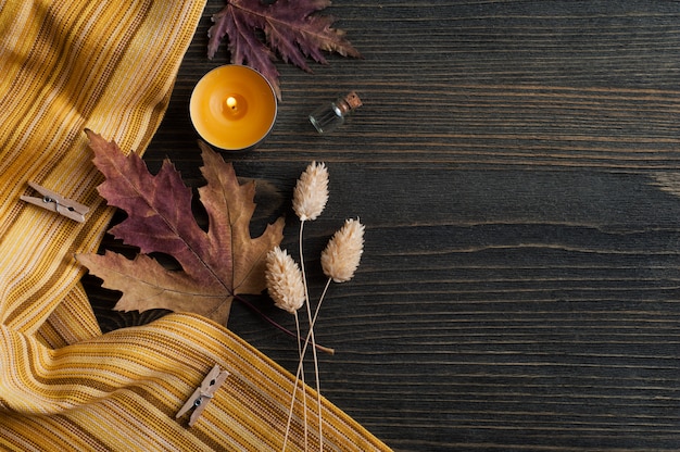 Feuilles d'automne et bougies allumées