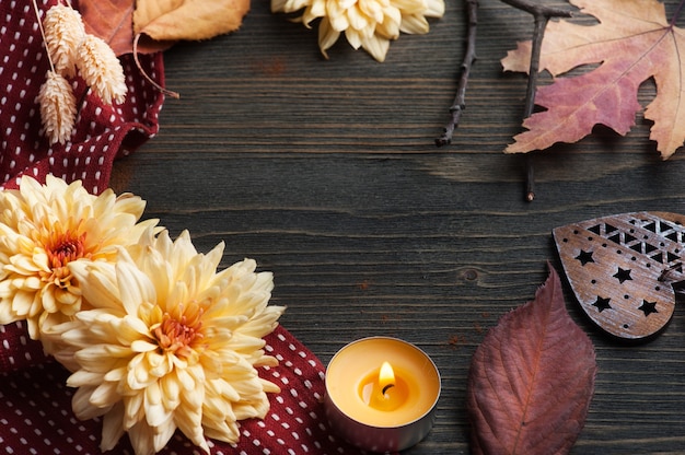 Feuilles d'automne et bougies allumées